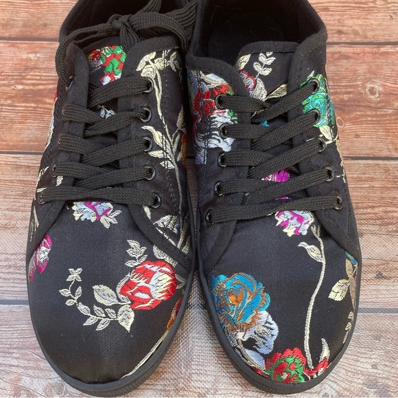 Love University woman’s black oriental style floral embroidered sneakers size 10 - Picture 4 of 10